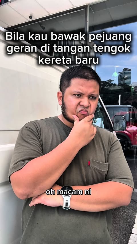 Instagram post by @deli_saha for Mitsubishi Motors. Caption reads: [...] adik kakok. Gi rembah depo lalu.....