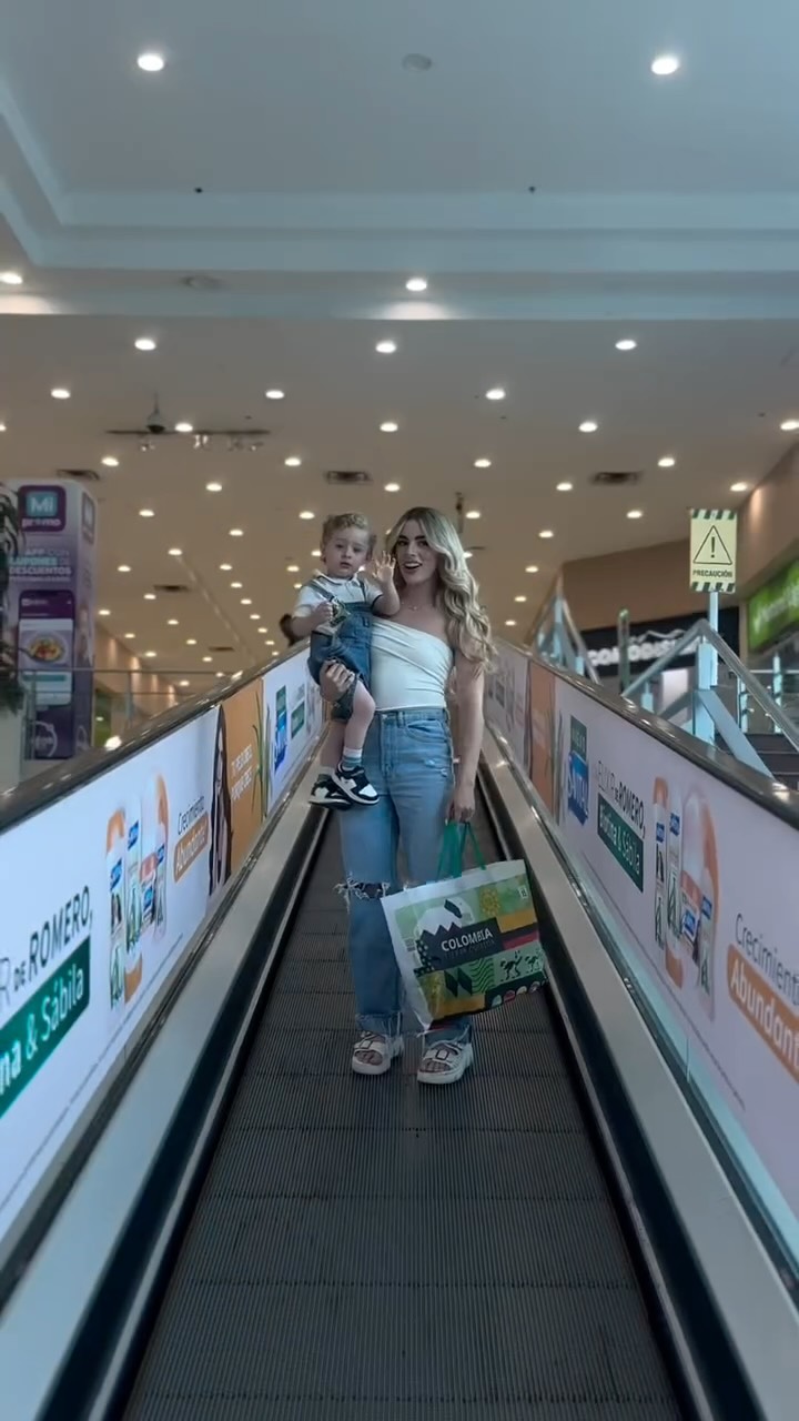 Instagram post by @valeriacastano1212 for Y Tiendas Jumbo. Caption reads: ✨ La vida está hecha de elecciones, y cada una de....