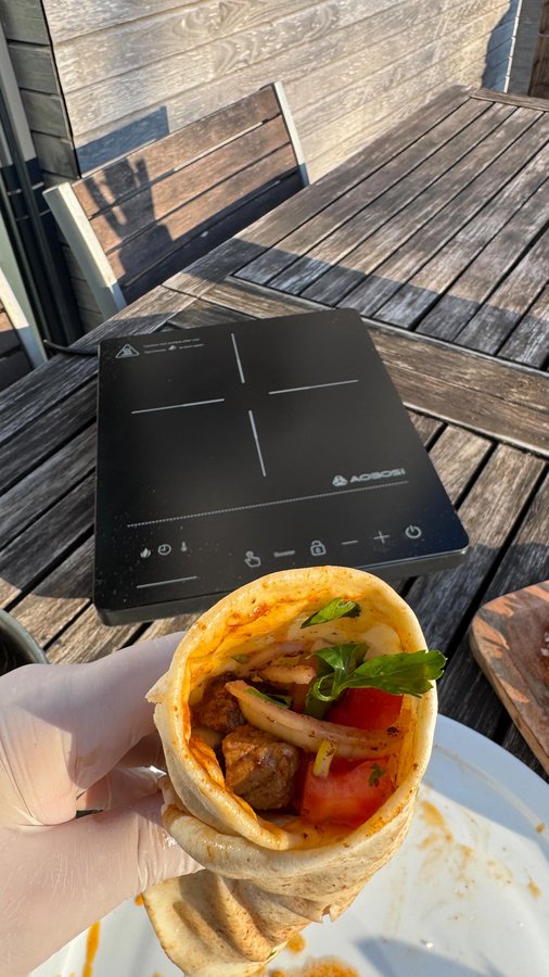 Instagram post by @melekhome23 for Aobosi. Caption reads: [...] #induktionskochfeld #aobosihome #keșfet....