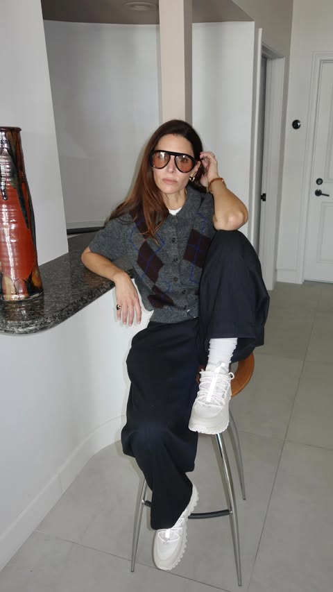 Instagram post by @jen_wonders for SOREL. Caption reads: Airport fit that feels chic with @sorelfootwear....