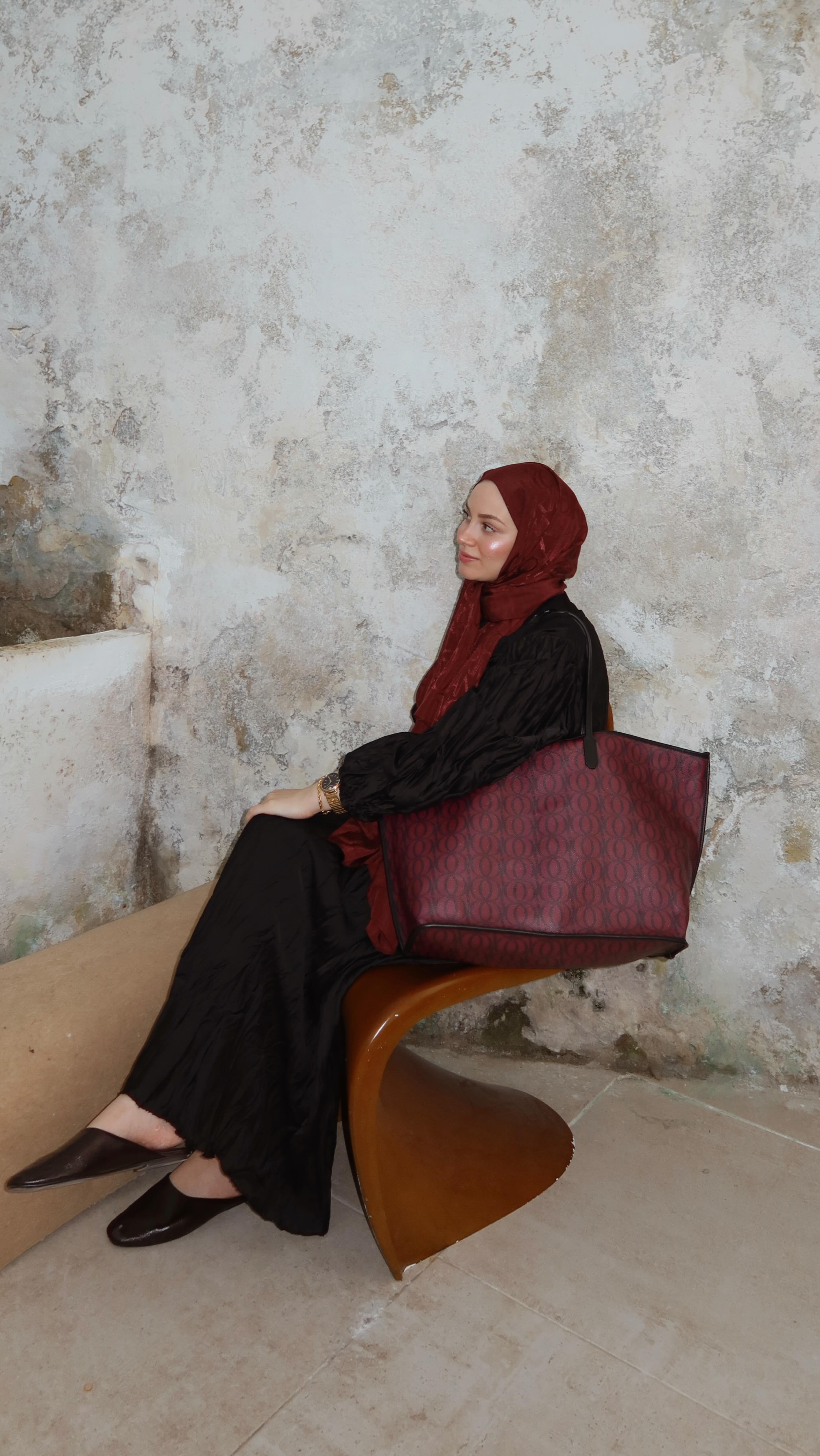 Instagram post by @zehraaselvi for Imannoor. Caption reads: çantamda neler mi vaaar?😍🤍

@imannoor #reklam.