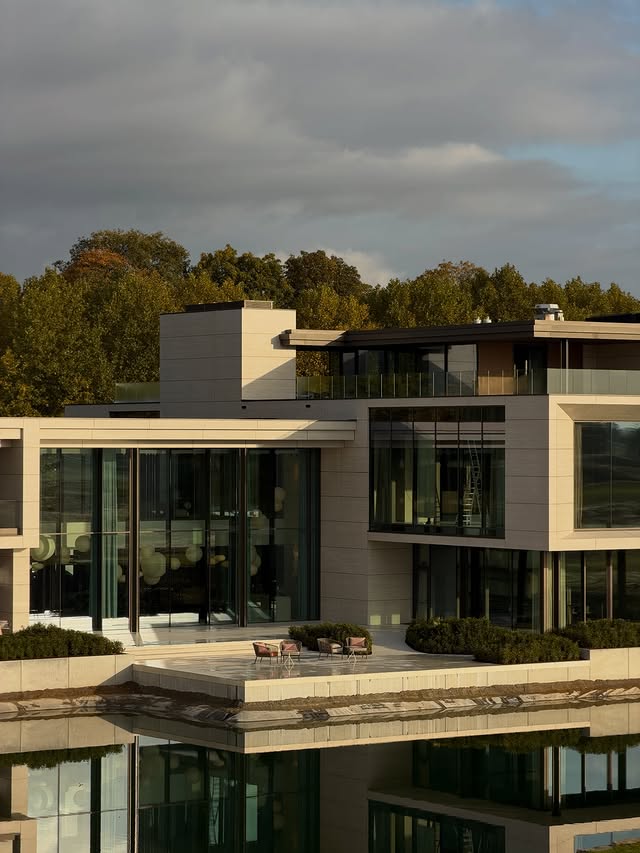 Instagram post by @pieterpeulen for Radisson. Caption reads: [...] far. I enjoyed a wonderful weekend at....