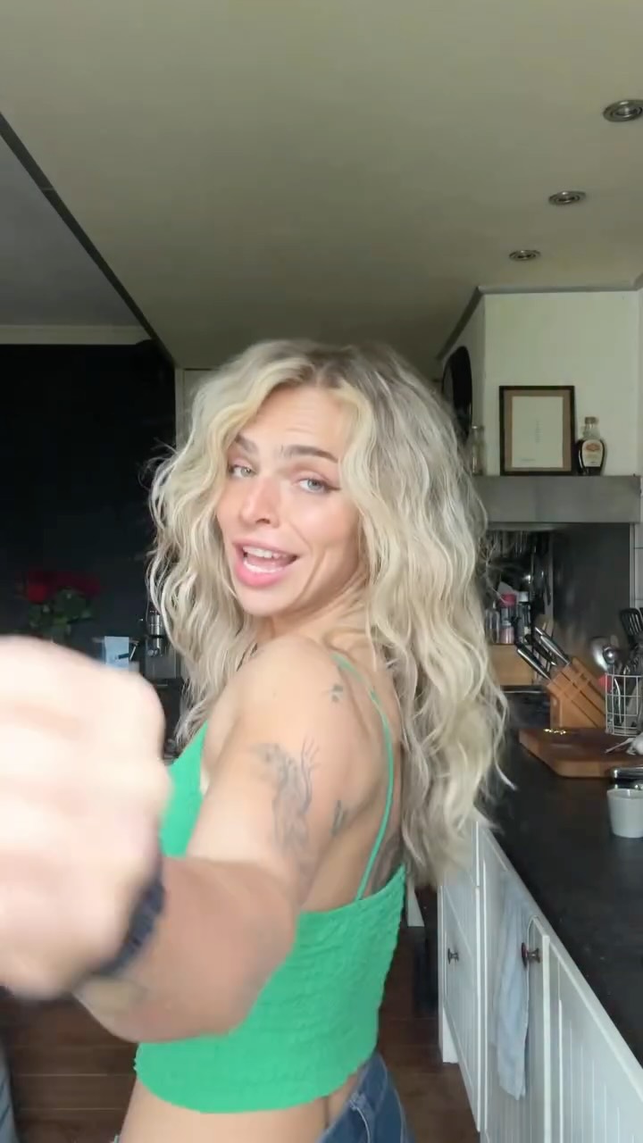 Instagram post by @maudlowisbackup for Mermade Hair. Caption reads: Spotify shuffle pakt me wel off guard soms....