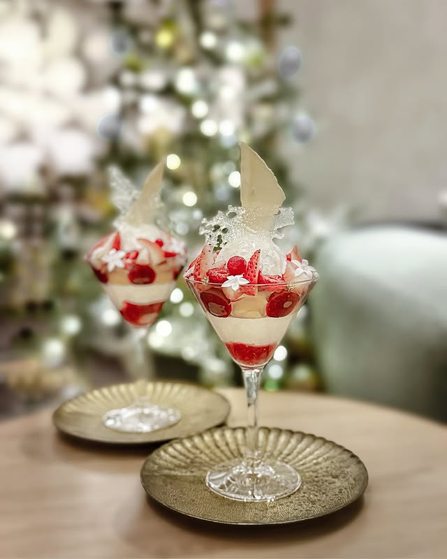 Instagram post by @yukicolifecom for OMO by Hoshino Resorts. Caption reads: ‥ OMO7大阪 あめちゃんクリスマス 高さ約3.6mの「あめちゃんツリー」や....