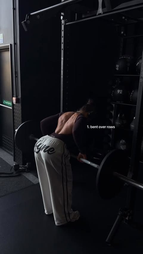 Instagram post by @livtreadwell for DFYNE. Caption reads: [...] workout 💪🏼🤝🏼🔥 wearing @dfyne.official....