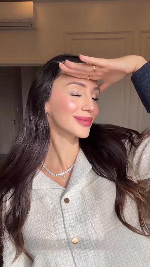 Instagram post by @rojdailaldigurbuz for Hermès. Caption reads: New Year make-up, full of Hermès 🎄🍊🧡 

 @hermes....