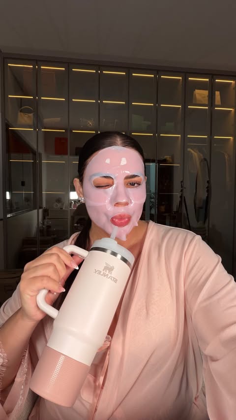 Instagram post by @nayanesastre for Medicube. Caption reads: Essa máscara é o meu top 1 da....
