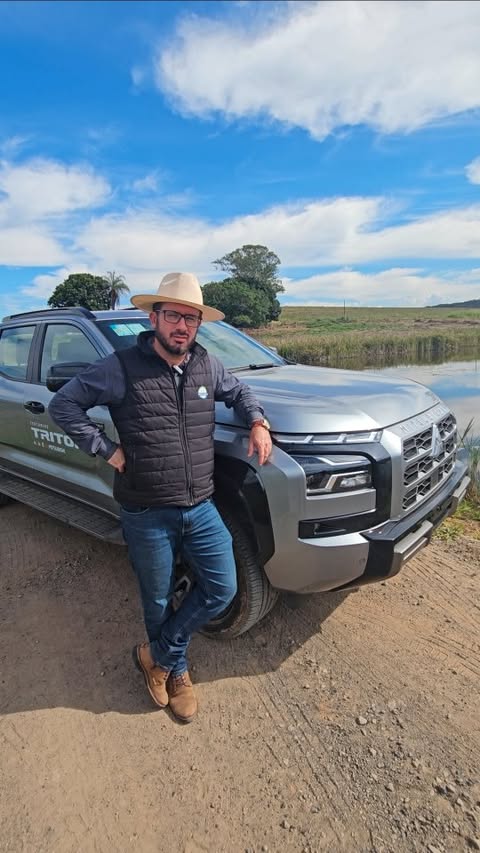 Instagram post by @rodrigoarantes01 for Mitsubishi Motors. Caption reads: [...] Triton. Totalmente renovada!....