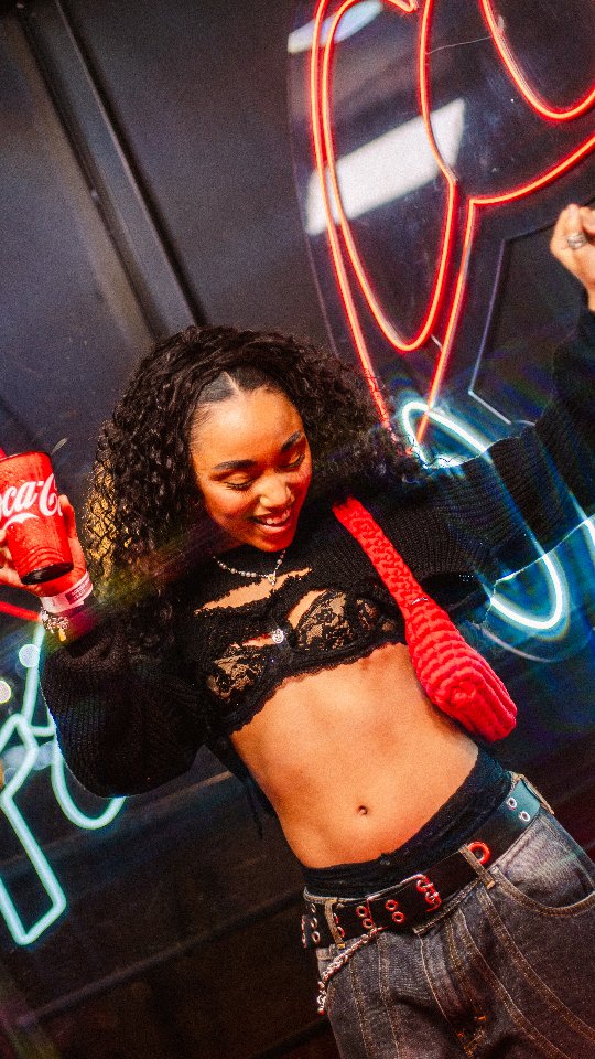 Instagram post by @dudapimenta for Coca-Cola Brasil. Caption reads: Não dá pra disfarçar e eu nem quero.....