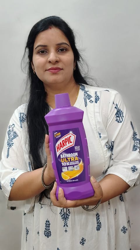 Instagram post by @soniyakakkar07 for Harpic. Caption reads: [...] ✨💯 Ab scrubbing pe itni mehnat nahi 😌....