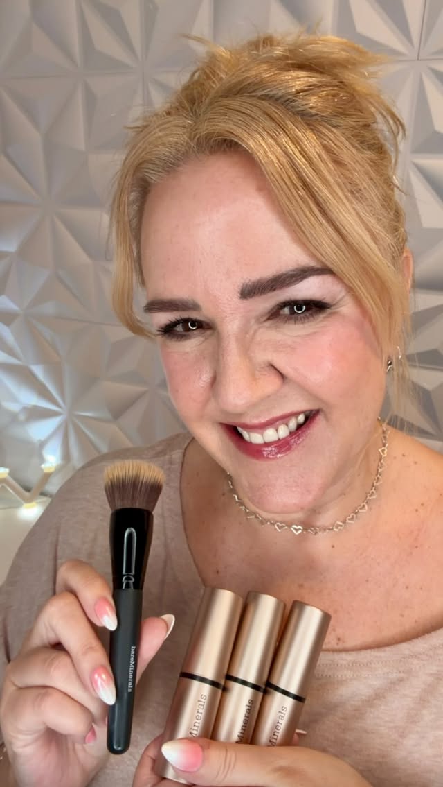 Instagram post by @torileesbeautymix for bareMinerals. Caption reads: 𝔾𝕝𝕚𝕕𝕖 𝔾𝕝𝕠𝕨 & 𝔾𝕠 with @bareminerals and....