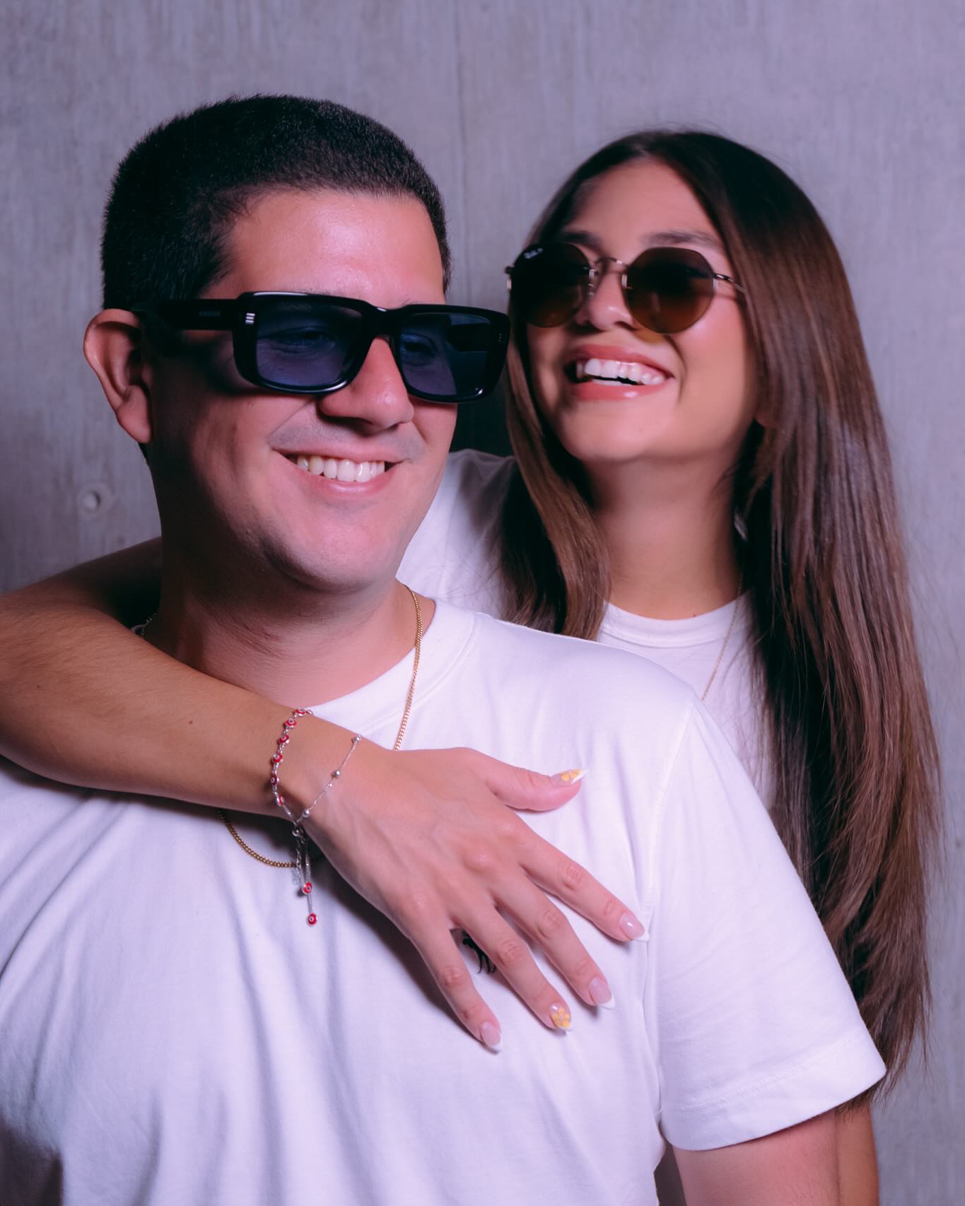 Instagram post by @nuevehoras for Sunglass Hut. Caption reads: San Valentin con @eduardoananos y @sunglasshut....