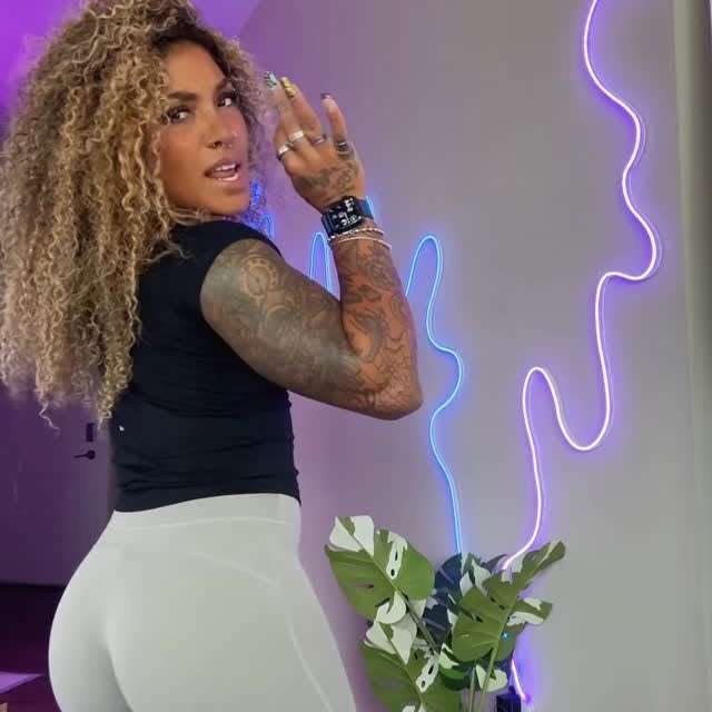 Instagram post by @ashleyshack for Sleek Fit Jewelry. Caption reads: I love these pants 🥹.