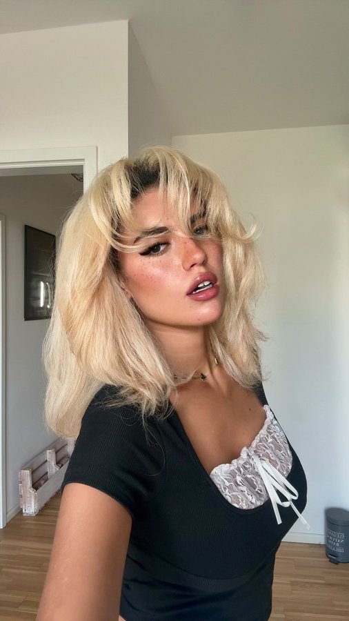 Instagram post by @souhaila_jaeger for Shark Beauty. Caption reads: SLEEK SEASON is here 😍 and its HEAT DAMAGE....