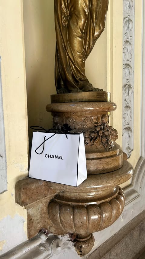 Instagram post by @rosedorca for CHANEL. Caption reads: playing with the @chanel.beauty Les Beiges Coastal....