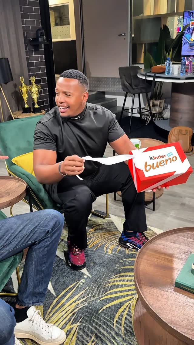 Instagram post by @juicyjay_official for Kinder. Caption reads: Say hello to the Kinder Bueno 😍🍫
Smooth milk....