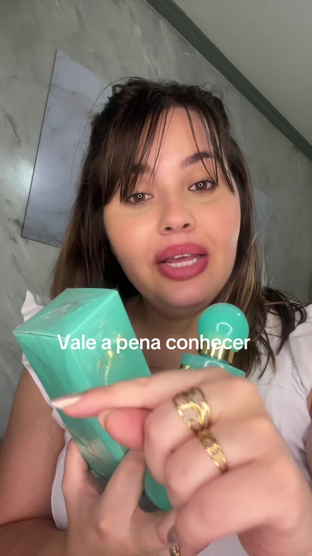 TikTok post by @vanessaoficialalmeida for Aura Beauty Club. Caption reads: #bodysplash #perfume #modafeminina #tiktokshop....