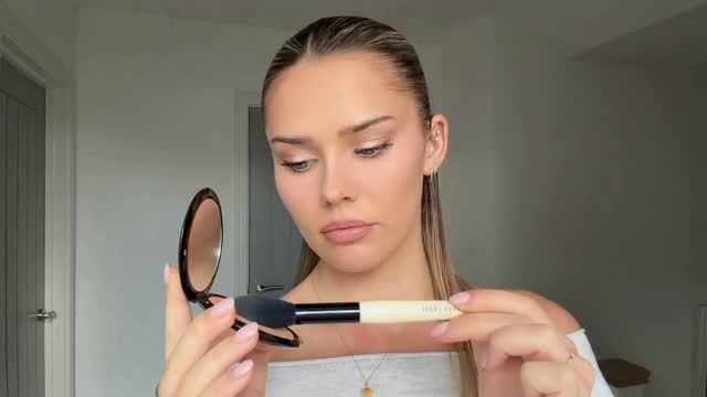 Instagram post by @sophpontin for Guerlain. Caption reads: everyone needs this highlighter in their....