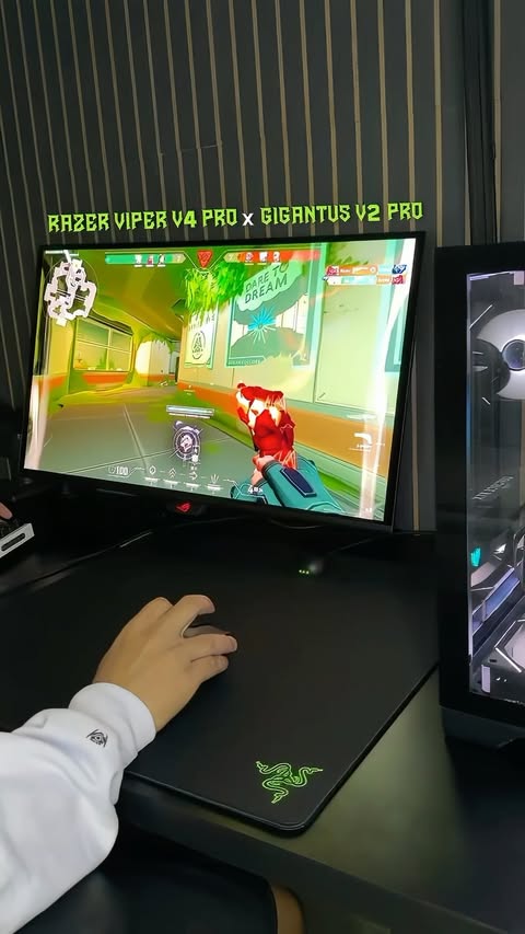 Instagram post by @thxfps for Razer. Caption reads: • Razer Viper V4 Pro x Gigantus V2 Pro 💚🐐 •....