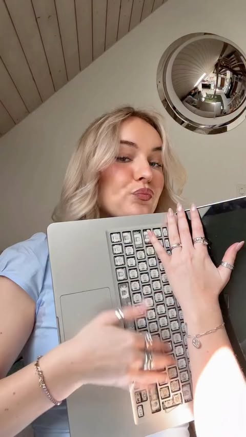 Instagram post by @elemathys for Samsung. Caption reads: [...] heels💻👠 danke für d inspo....