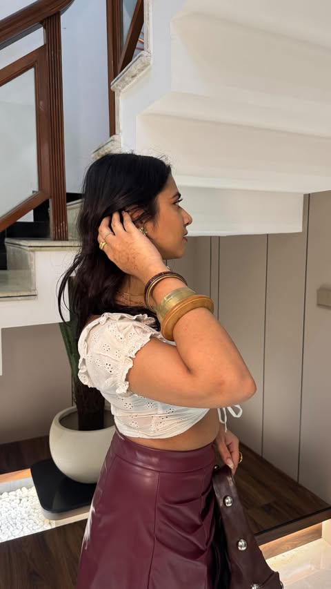 Instagram post by @yana_nath for Savana. Caption reads: [...] of the year to shop!Up to 80% OFF at
Savana....