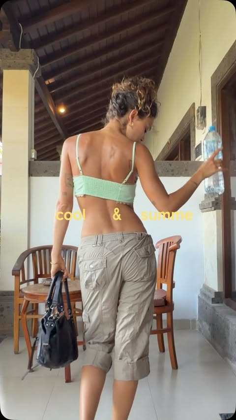 Instagram post by @pasdepseudocool for Havaianas. Caption reads: Cool & summery outfit in Bali *contient des....