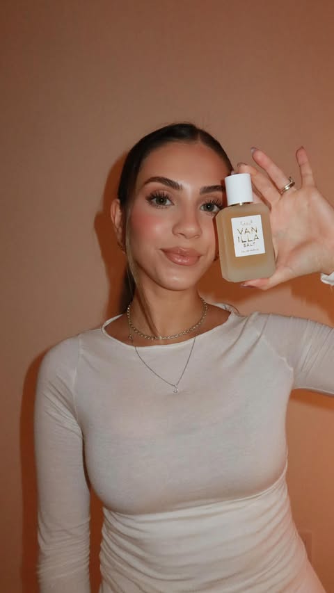 Instagram post by @meliscifcili for Ellis Brooklyn. Caption reads: [...] with me 👜✨🍦vanilla salt by @ellisbrooklyn....