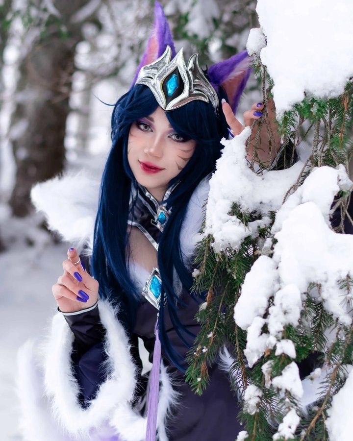 Instagram post by @misskuruta for Uwowo Cosplay. Caption reads: ❄️𝕎𝕚𝕟𝕥𝕖𝕣❄️
Merry XMAS Eve everyone ❤️ I love....