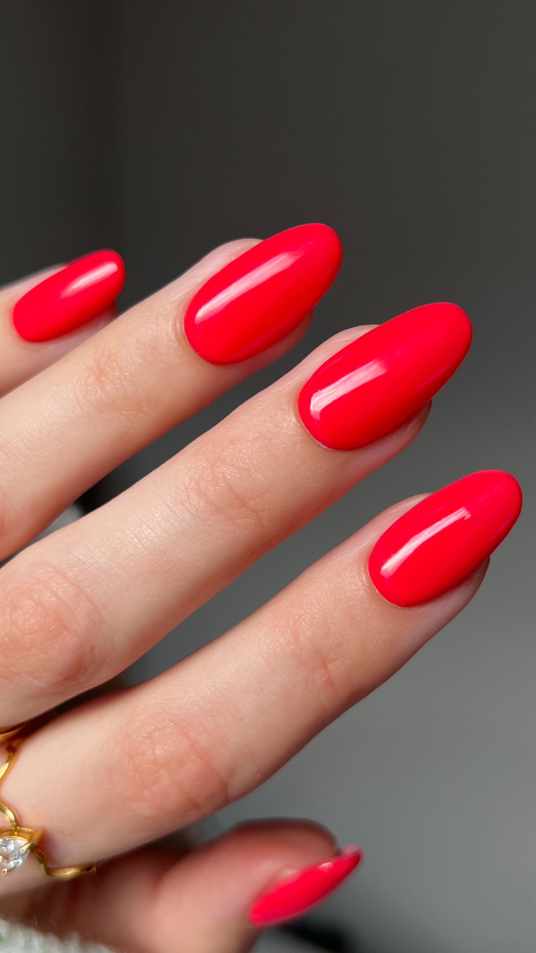 Instagram post by @finewinenails for butter LONDON. Caption reads: [...] is the summer seasons it girl ✨

•....