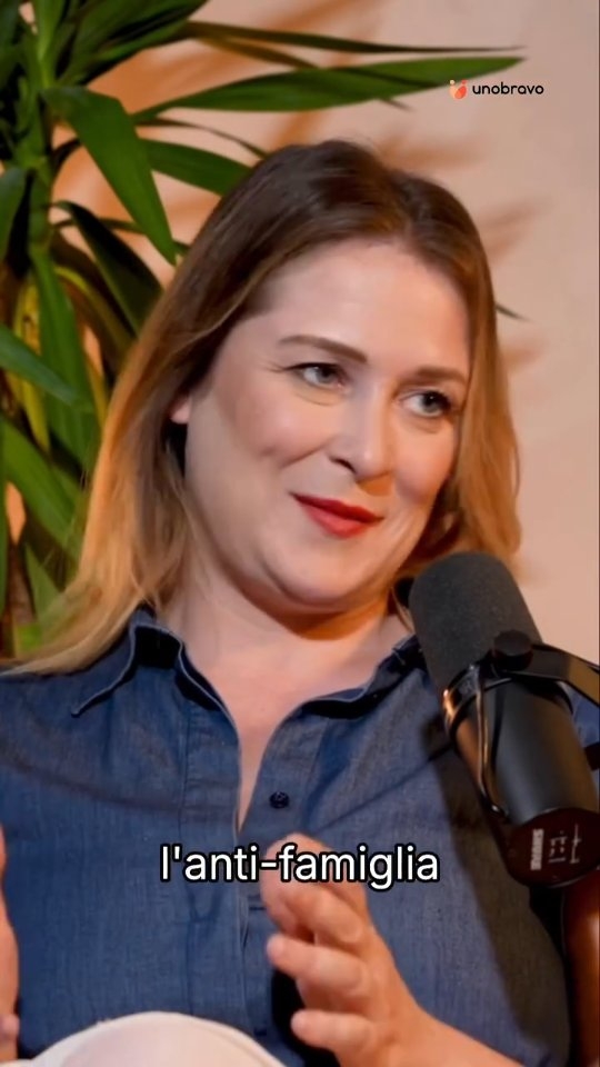 Instagram post by @alycemangione for Unobravo. Caption reads: Sul concetto di perfezione si sono scritti manuali....