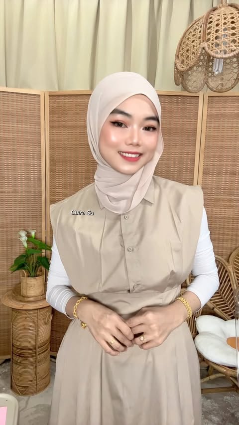 Instagram post by @cuirasu for Shopee Malaysia. Caption reads: 2 style dengan Fav Hoodie Shawl 🤍✨ @shopee_my....