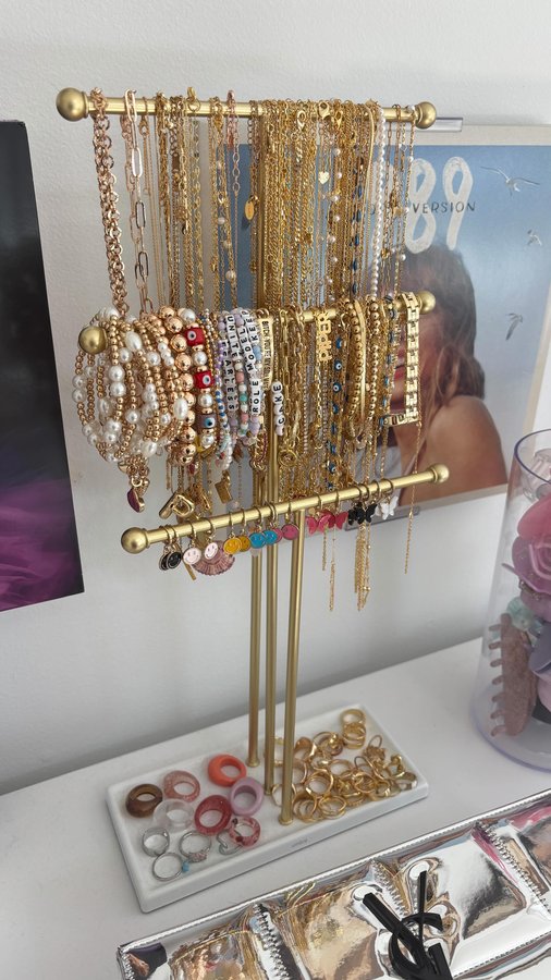 Instagram post by @pipercrawford6 for EVRY JEWELS. Caption reads: use code PIPER47 at Evry Jewels!! 

@evryjewels....