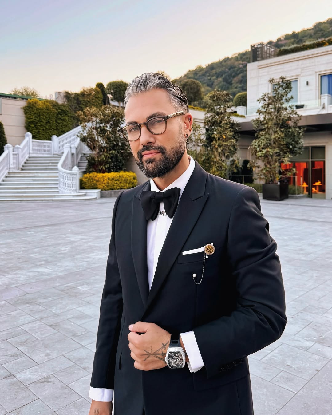 Instagram post by @doguscabakcor for TOM FORD. Caption reads: En çok hangi detay? 😎😅 #reklam.