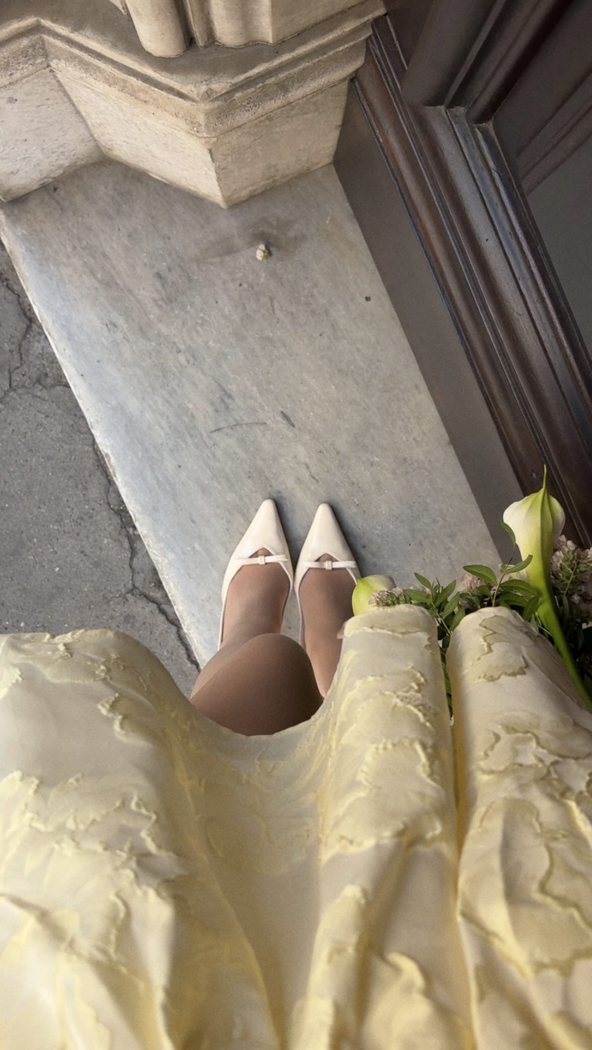 Instagram post by @notessie for Showpo. Caption reads: [...] 💐🤍
　
*giftedby / wearing @showpo....