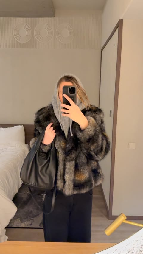 Instagram post by @moniquelikestyle for Munthe. Caption reads: Ready to go out 🥶🌊

Fur @muntheofficial /ad.