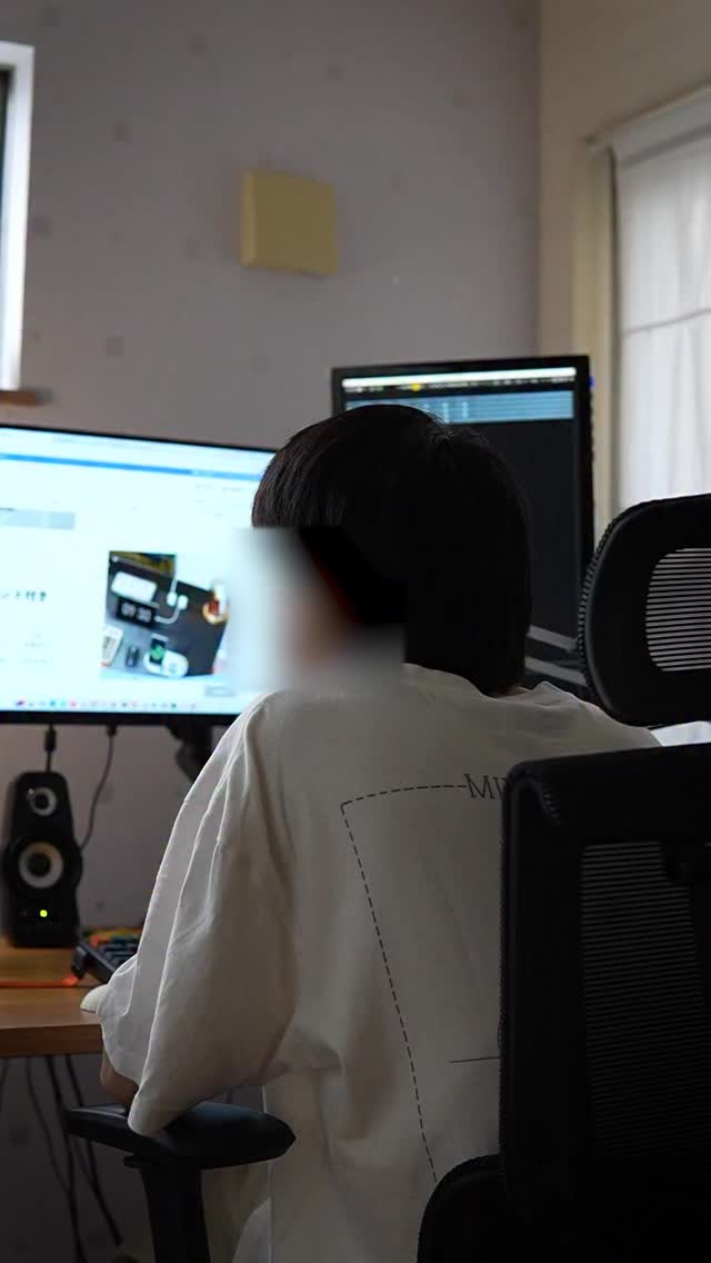 Instagram post by @siro_da_yo for FlexiSpot.JP. Caption reads: 【ASMR】プロなら日常生活にもASMR存在する説？！ #asmr....