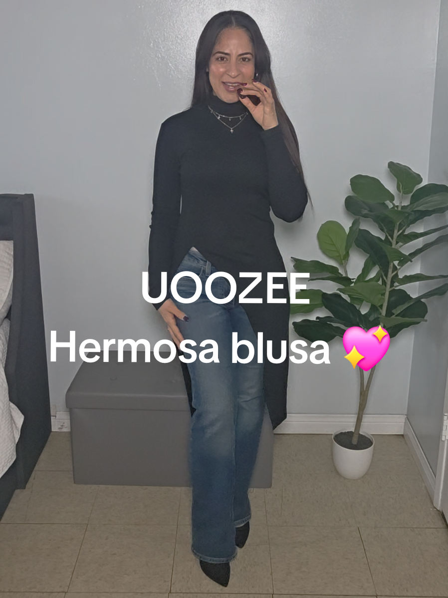 TikTok post by @susana_barrera14 for Uoozee. Caption reads: @UOOZEE USA Tiene esta hermosa blusa! si buscas....