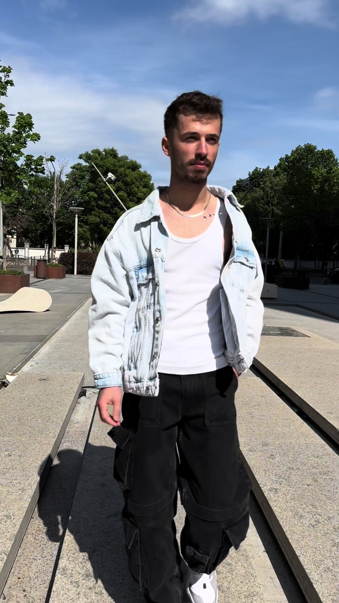 TikTok post by @dessitos for Trendhim. Caption reads: Cred ca nu aveti idee cate priviri am atras cu....