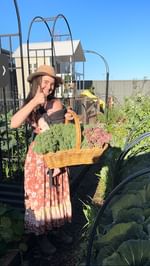 Instagram post by @hoskenfamilyhomestead for Fiskars. Caption reads: Tiny Garden Tips 👩🏻‍🌾👇🏻

1️⃣ Choose high....