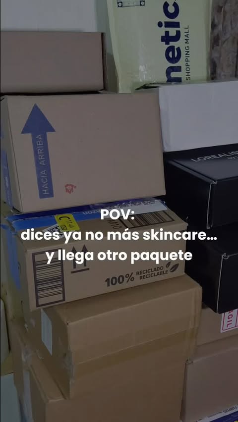 Instagram post by @clauhouses for Crownbloggers. Caption reads: Según yo ya no necesitaba nada #skincareaddict....