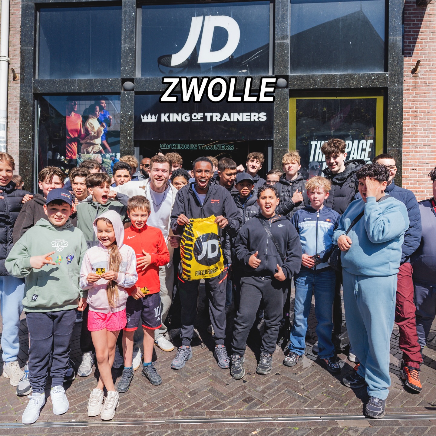 Instagram post by @chatmo for JD Sports. Caption reads: [...] 🥺🇳🇱 IRL Streaming Tour! Shoutout to....