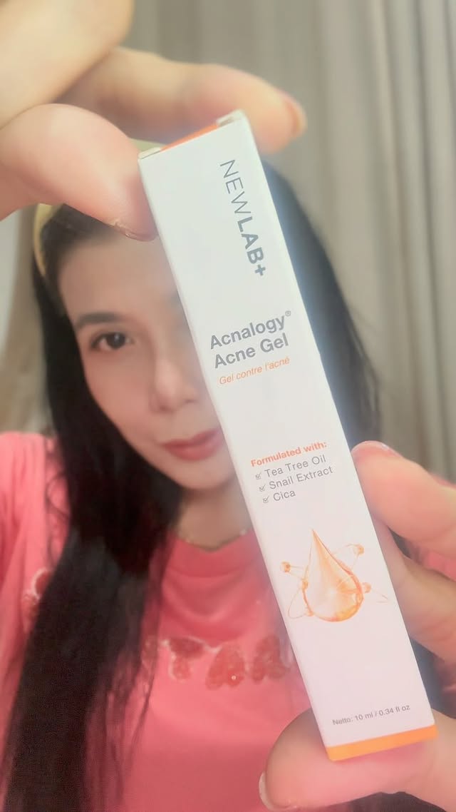 Instagram post by @adindapsoebroto for Newlab. Caption reads: [...] drink & pakai acnalogy acne gel darı....