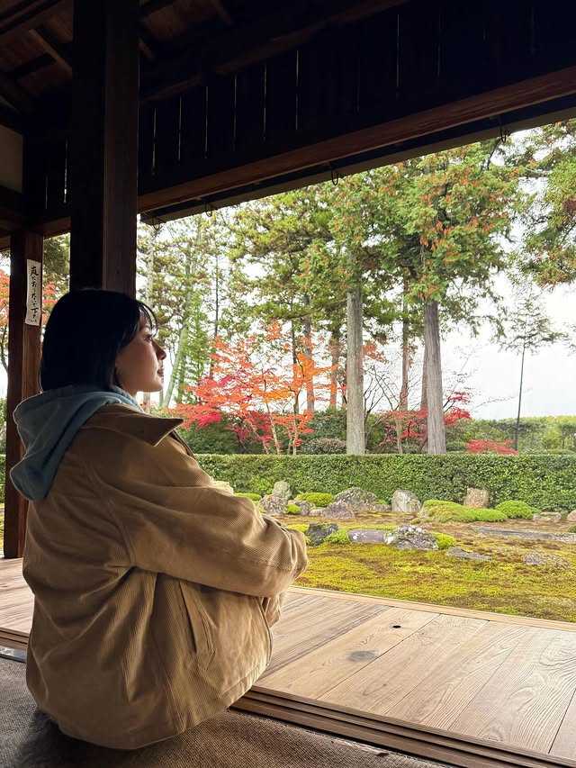 Instagram post by @momottiiii for Helly Hansen. Caption reads: 心の故郷、京都🍁.