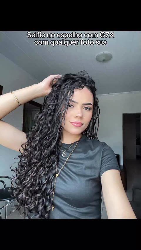 Instagram post by @carlanogueiramrs for Epik. Caption reads: [...] aqui fica lindooo como foto de perfil!😍....