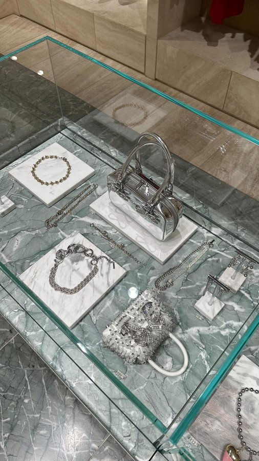 Instagram post by @nicoleebennett_ for St.Tropez. Caption reads: Comment “tan” for everything I use sent straight....