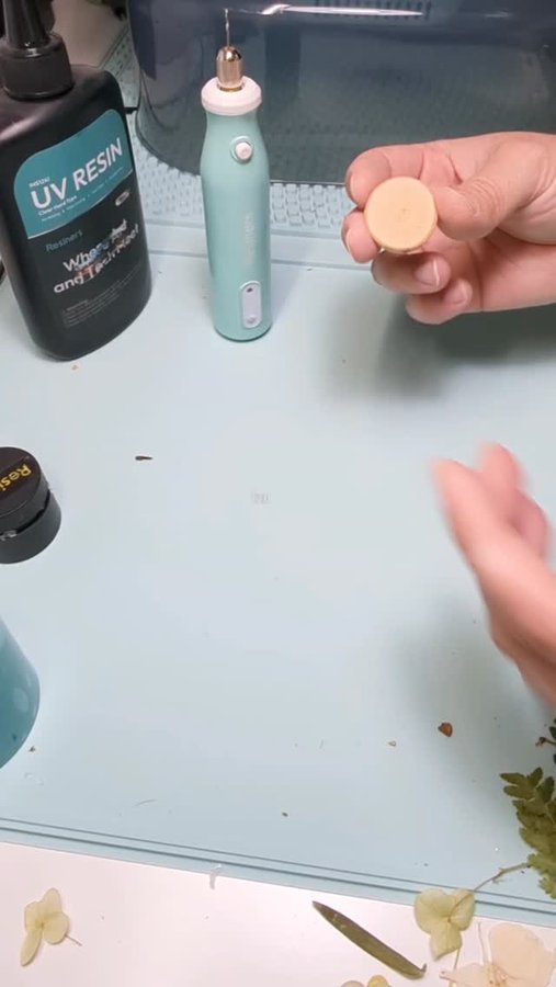 Instagram post by @spika_design for Resiners. Caption reads: 📣Get 15% off at @resiners_official ! Use code....