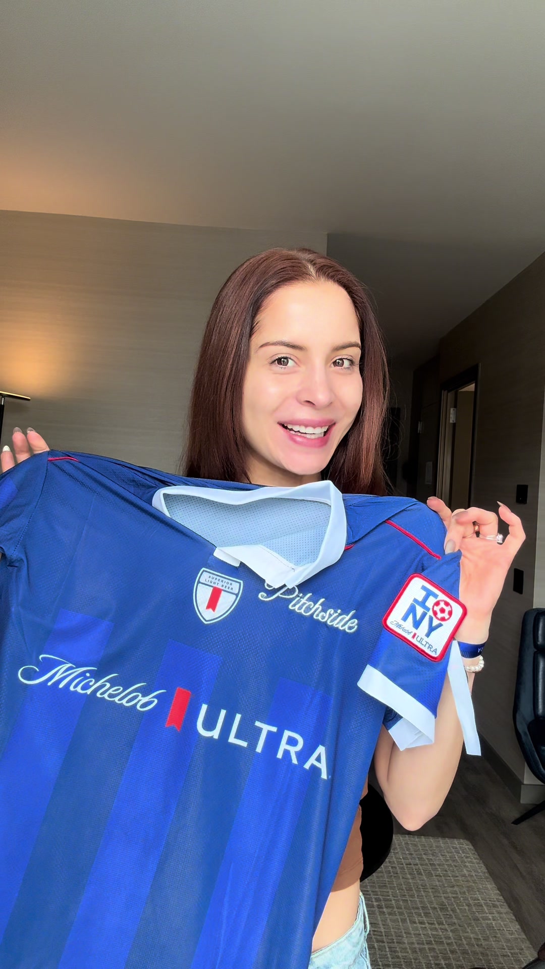 TikTok post by @albiluvallejo for Michelob ULTRA. Caption reads: Nunca pensé en vivir esto! @Michelob Ultra....