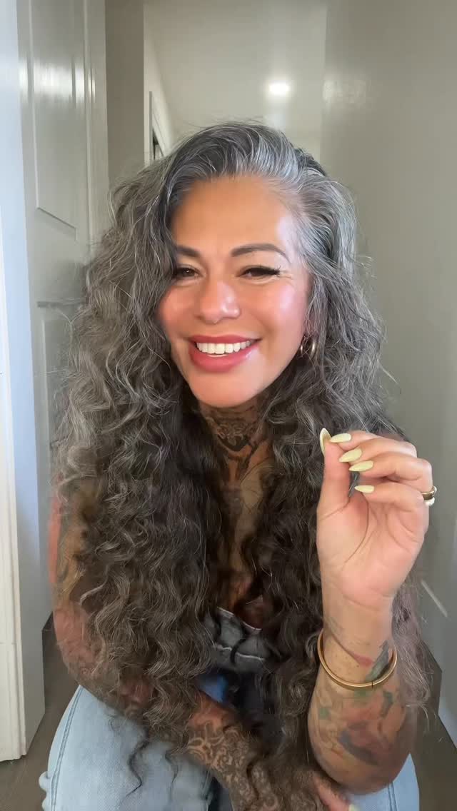 Instagram post by @magdabueno for Show Me Your Mumu. Caption reads: [...] Check✨ SKIMS got me SNATCHED 💅 Show Me Your....