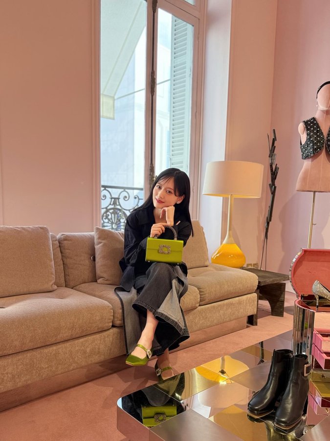 Instagram post by @mizuki.yamashita.official for Roger Vivier. Caption reads: 🇫🇷👠✨️

 #RogerVivier.