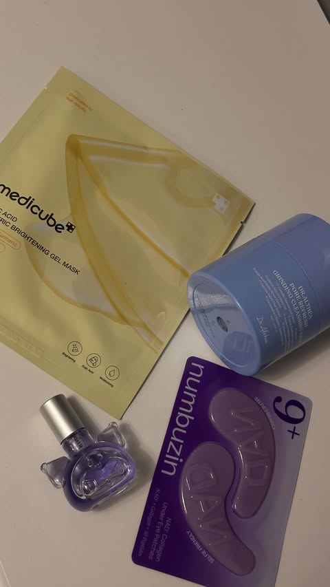 Instagram post by @dilbaghgill for OLIVE YOUNG. Caption reads: ✖️Smart Sundays: My A* in Art GCSE → blue clay....